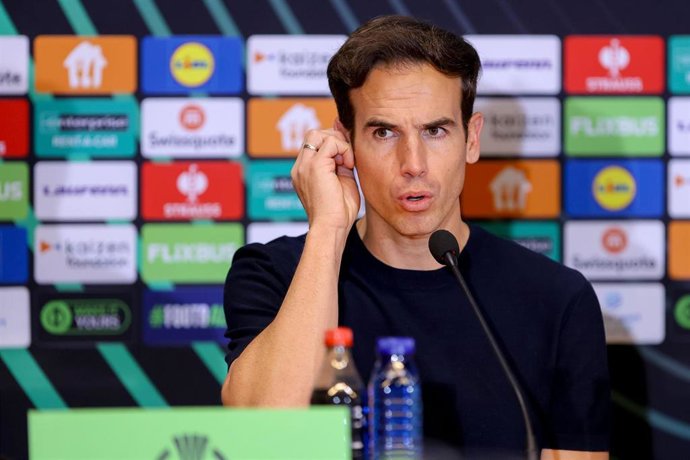 Archivo - El entrenador del Rayo Vallecano, Iñigo Pérez