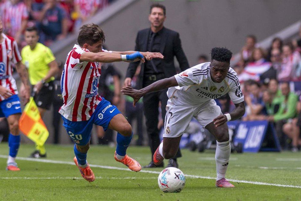 Archivo - El delantero del Real Madrid Vinícius Júnior y el atacante del Atlético de Madrid Giuliano Simeone, en un derbi en el Riyadh Air Metropolitano.