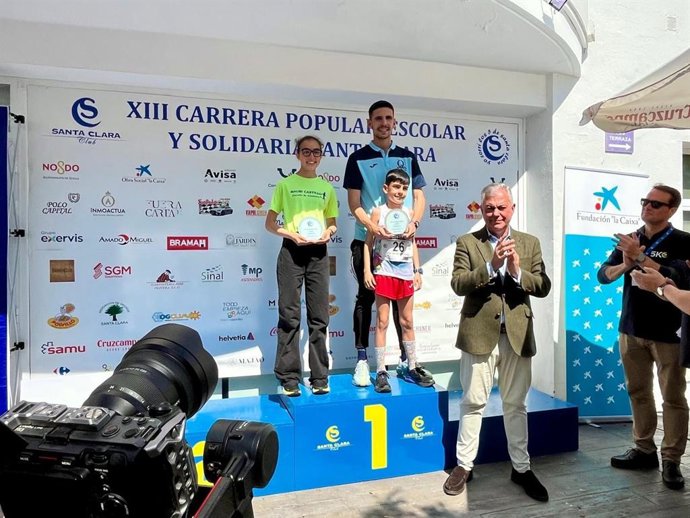 El alcalde de Sevilla, con los ganadores de la XIII Carrera Popular, Escolar y Solidaria de Santa Clara.