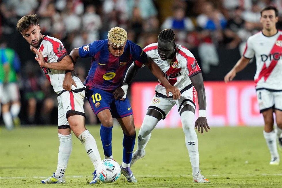 Archivo - Lamine Yamal (FC Barcelona) entre varios jugadores del Rayo Vallecano en partido de LaLiga EA Sports