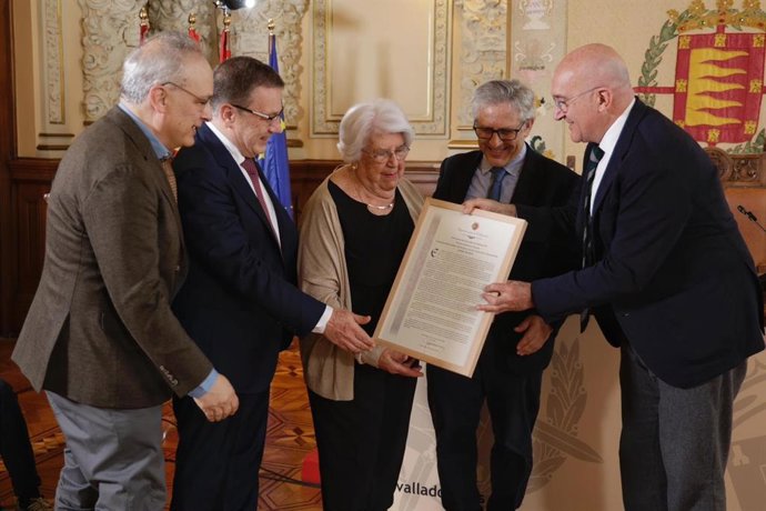 El alcalde Jesús Julio Carnero hace entrega del discurso enmarcado a la familia de José Antonio Valverde durante el acto de homenaje en el Ayuntamiento de Valladolid.