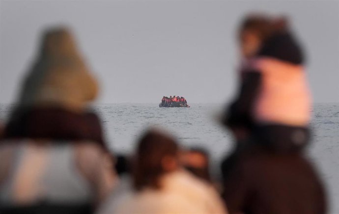 Archivo - Imagen de archivo de migrantes en Calais
