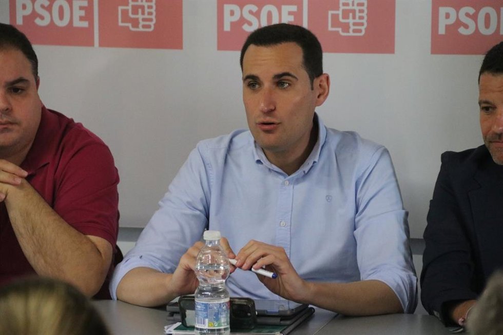 Archivo - El secretario general del PSOE de Jaén, Juan Latorre, durante una comparecencia en foto de archivo.