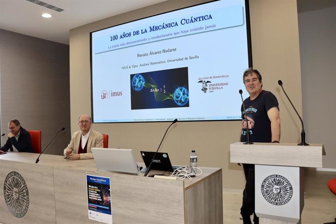 Un momento de la conferencia del catedrático de Análisis Matemático de la Universidad de Sevilla (US), Renato Álvarez.