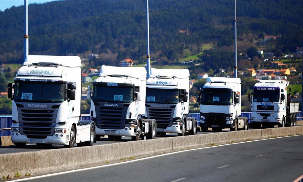 Archivo - Varios camiones en una marcha a la entrada de Ferrol, durante el décimo día de paro nacional de transportistas, a 23 de marzo de 2022, en Ferrol, A Coruña, Galicia (España).