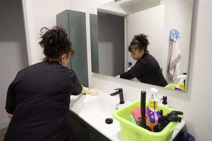 Archivo - Una trabajadora doméstica realiza tareas del hogar en una casa particular