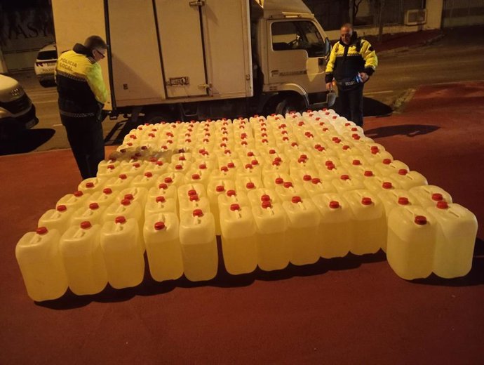 Los 3.650 litros de gasolina en 146 garrafas incautados.