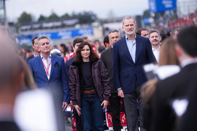 La presidenta de la Comunidad de Madrid, Isabel Díaz Ayuso, ha asistido en el circuito de Madrid Jarama-RACE a la primera carrera en España del Mundial de Fórmula E, la Fórmula 1 eléctrica, celebrada bajo la presidencia del Rey Felipe VI