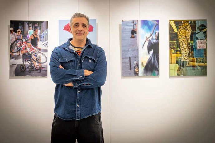 El artista Félix Vázquez, junto a una de sus muestras.