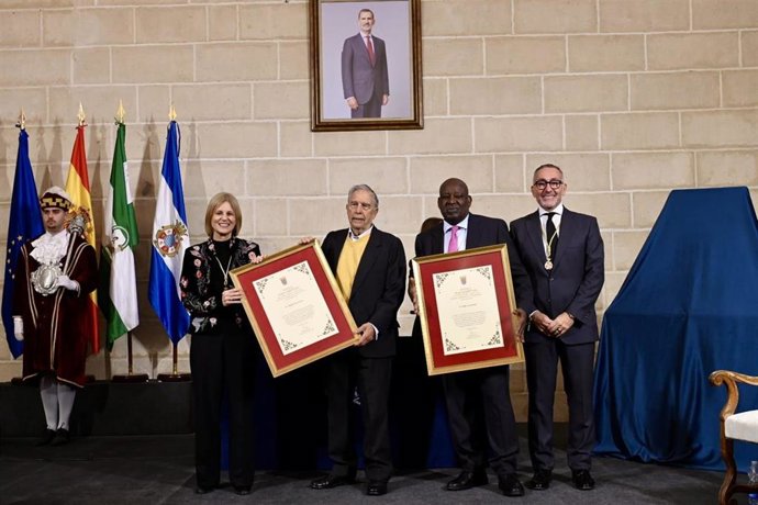 La alcaldesa de Jerez de la Frontera (Cádiz), María José García-Pelayo, junto a los profesionales reconocidos.