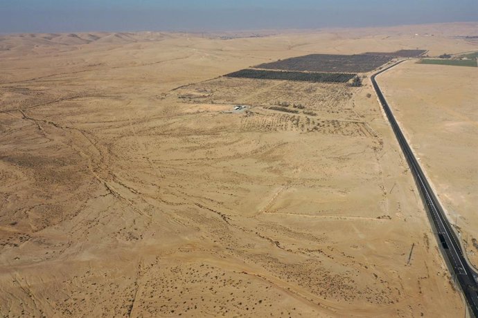 Archivo - Arquivo - DIMONA, 11 de dezembro de 2022  -- Esta foto aérea tirada em 10 de dezembro de 2022 mostra uma vista do deserto do Negev, perto de Dimona, em Israel.