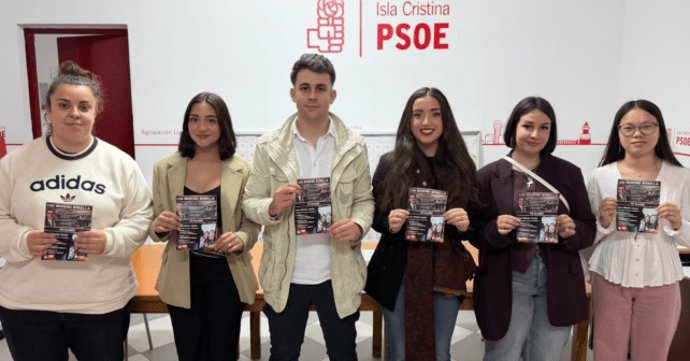 Dirigentes de Juventudes Socialistas de Huelva, en la presentación de una campaña provincial en defensa de los servicios públicos.