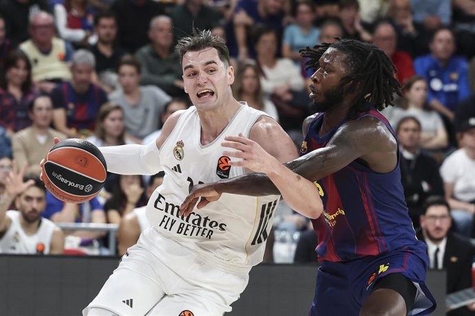 Archivo - Mario Hezonja y Myles Cale durante el Barça-Real Madrid de la Euroliga 25-26