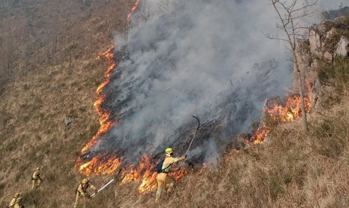 Se mantienen activos seis incendios forestales en Cantabria