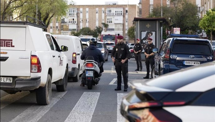 Agentes del GAR de la Policía Local en El Cerezo.