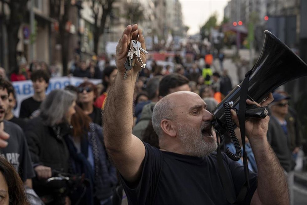 Decenas de personas durante una manifestación para exigir medidas por una vivienda digna, a 21 de marzo de 2026, en Vigo, Pontevedra, Galicia (España).