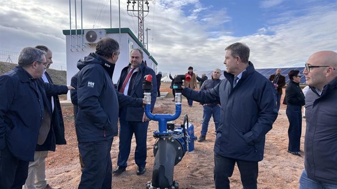 El consejero de Agricultura, Ganadería y Desarrollo Rural de Castilla-La Mancha, Julián Martínez Lizán, y el presidente regional, Emiliano García-Page, inauguran obras de transformación de regadíos.