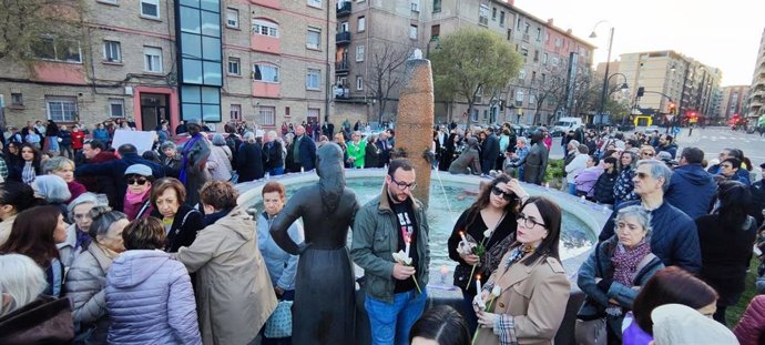 Concentración convocada por la comisión de la mujer de la Asociación Vecinal de Las Fuentes en repulsa por el asesinato machista de una mujer este sábado en el barrio zaragozano.