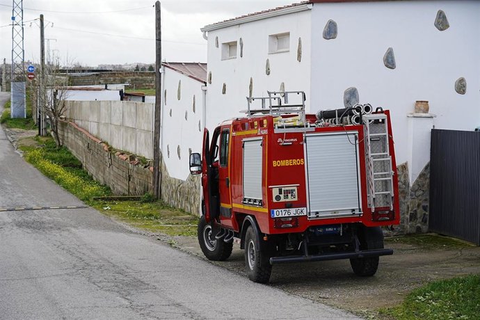 Archivo - Un coche de bomberos atiende una incidencia, a 28 de enero de 2026, en Cáceres, Extremadura (España).
