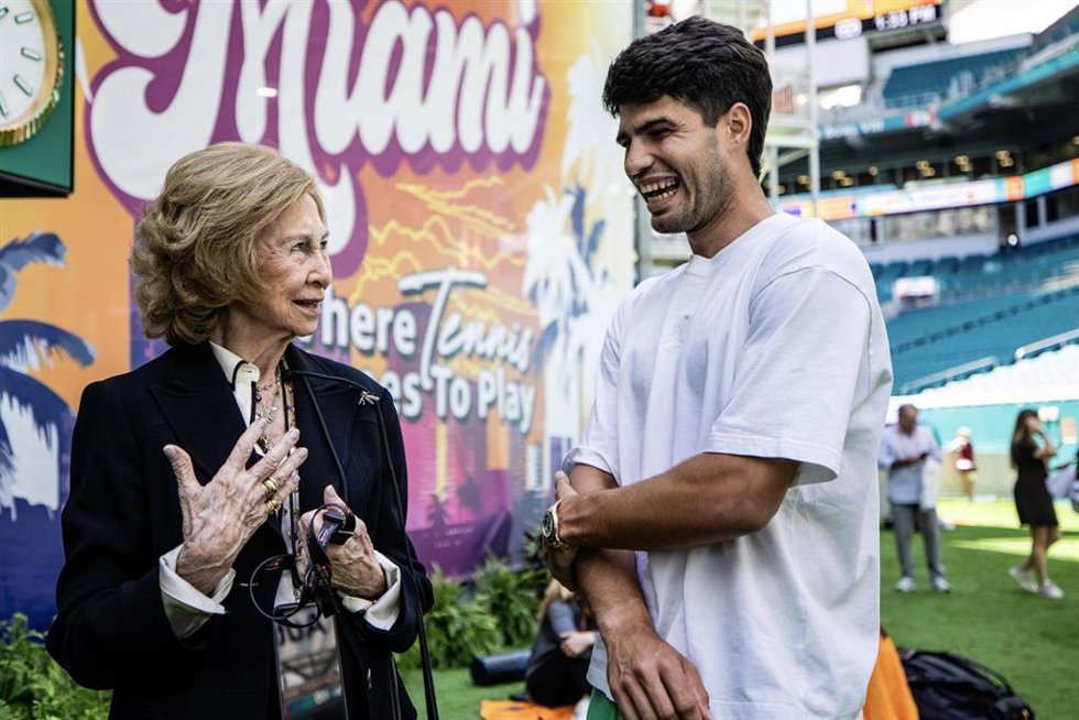 La Reina Sofía junto al tenista Carlos Alcaraz en Miami.