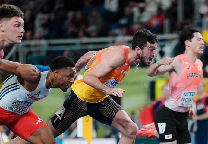 O atleta espanhol Enrique Llopis, medalha de prata nos 60 metros com barreiras no Mundial