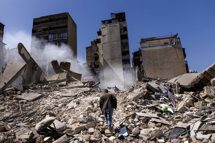 18 de março de 2026, Beirute, Líbano: Um homem caminha entre os escombros após um ataque israelense realizado de madrugada ter destruído um prédio residencial no centro de Beirute, no Líbano, em 18 de março de 2026. Pelo menos 12 pessoas morreram e 41 fic