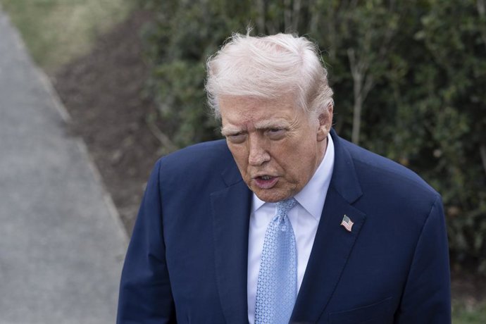 20 de março de 2026, Washington, Distrito de Columbia, Estados Unidos: O presidente dos Estados Unidos, Donald Trump, fala com a imprensa antes de deixar a Casa Branca em 20 de março de 2026, em Washington, D.C. O presidente Trump está viajando para a Fló