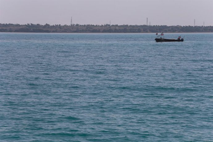 Archivo - April 29, 2024, Persian Gulf, Bushehr, Iran: An Iranian speedboat of the Basij Resistance Mobilization Force, a paramilitary volunteer militia within the Islamic Revolutionary Guard Corps (IRGC) and one of its five branches, is sailing along the