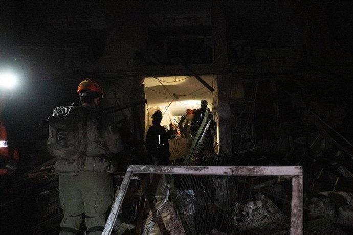 DIMONA, 22 de março de 2026  -- Equipes de emergência atuam no local do impacto de um ataque com mísseis iranianos em Dimona, no sul de Israel, em 21 de março de 2026. Um míssil lançado pelo Irã feriu 47 pessoas na cidade de Dimona, no sul de Israel, na n