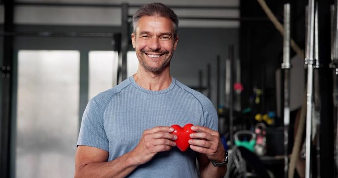 Archivo - Hombre en un gimnasio sosteniendo un corazón.
