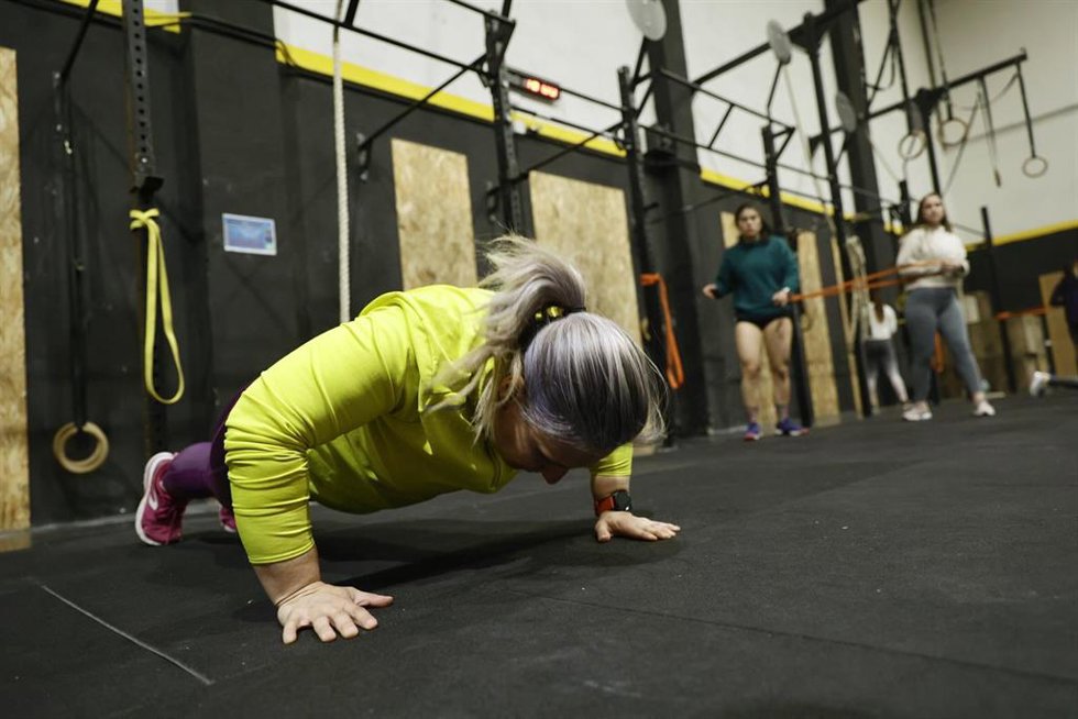 Archivo - Una mujer realiza ejercicio en un gimnasio, a 20 de abril de 2022, en Madrid (España).