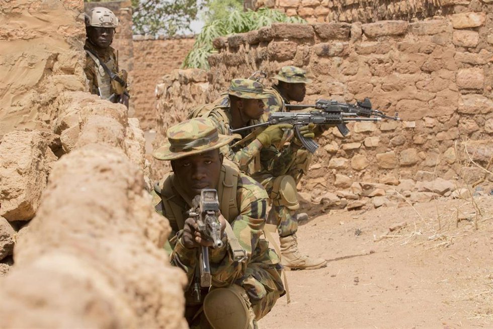 Archivo - Soldados de Camerún, Níger y Burkina Faso participan en un ejercicio de simulación de combate.