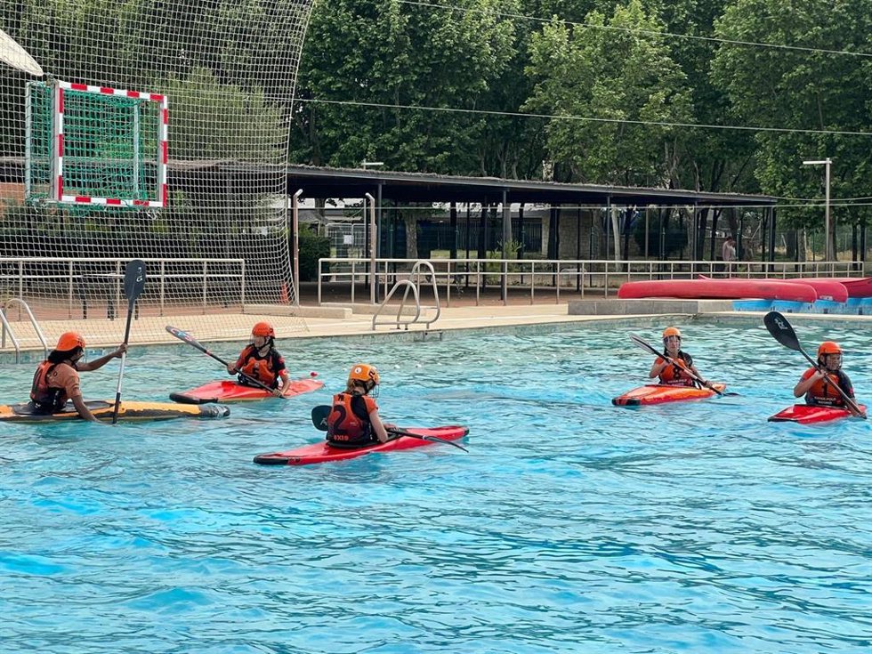 Una competición de kayak-polo en Puerta de Hierro. Foto de archivo cedida por Club Oxio Usera Piraguismo.