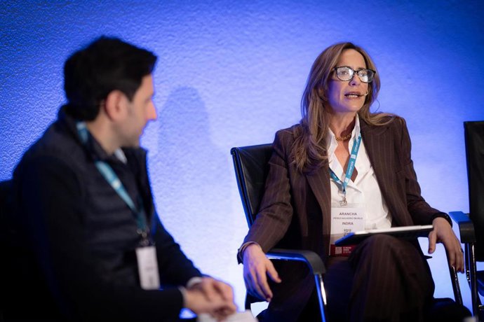 Luis Flores, director digital (CDO) de Gioseppo, y Arancha Pérez-Navarro, directora de Retail, Consumo y Farma de Minsait (Indra).