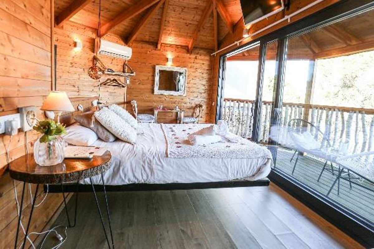 Dormir en burbujas, barricas de vino o cabañas en el bosque: escapadas experienciales para desconectar