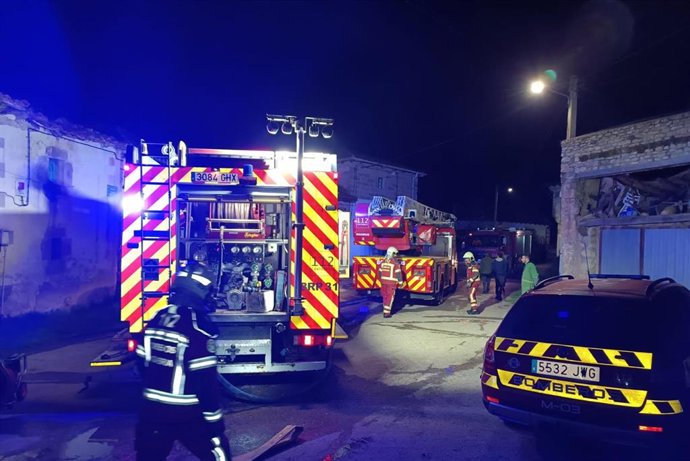 Un incendio en una vivienda de Valderredible afecta a las tres plantas y el tejado