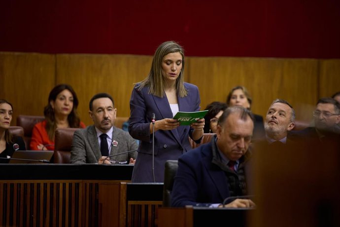 La portavoz del Grupo Socialista, María Márquez, interviene en el Pleno del Parlamento andaluz. (Foto de archivo).