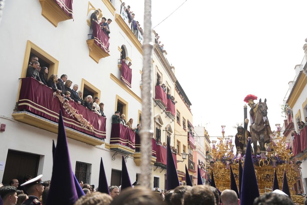 Imágenes realizadas en la madrugada del Jueves al Viernes Santo, a 18 de abril de 2025 en Sevilla (Andalucía, España).