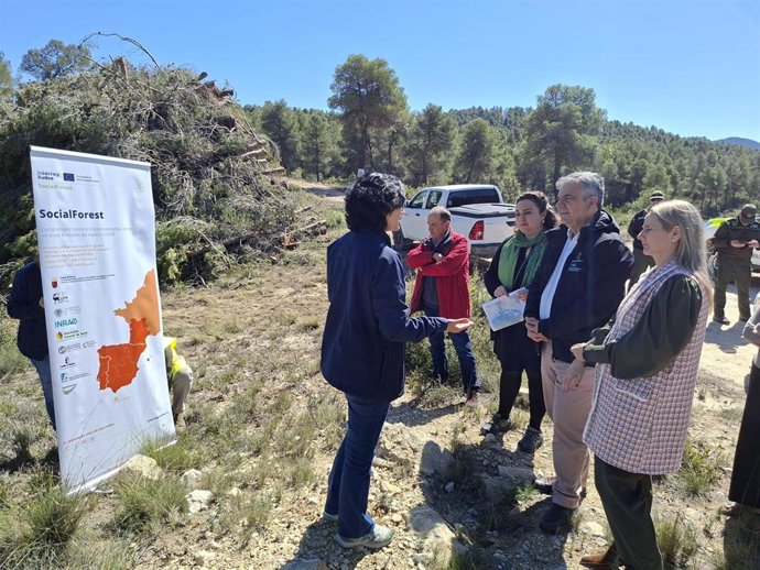 El consejero de Medio Ambiente, Universidades, Investigación y Mar Menor, Juan María Vázquez, junto a la alcaldesa de Cehegín, Alicia del Amor, visita los trabajos correspondientes al proyecto Social Forest.