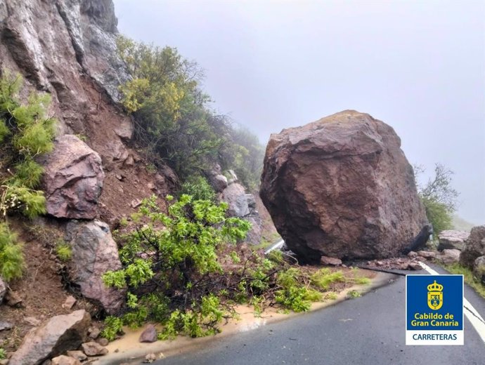 Una piedra de 15 toneladas obstruye la GC-60, una de las consecuencias de la borrasca 'Therese'
