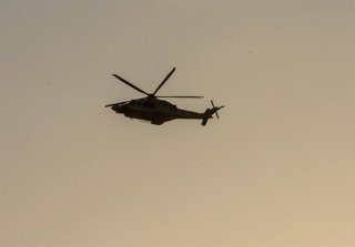 Archivo - DOHA, Sept. 9, 2025  -- A helicopter is seen near the site of an Israeli airstrike in Doha, Qatar, Sept. 9, 2025. Israel launched an unprecedented airstrike in the Qatari capital of Doha on Tuesday, targeting a building used by senior Hamas offi