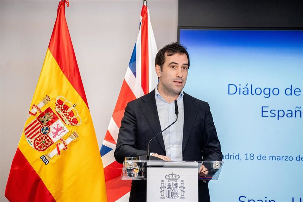 El ministro de Economía, Comercio y Empresa, Carlos Cuerpo,  atiende a los medios de comunicación en el Ministerio de Economía, a 18 de marzo de 2026, en Madrid (España). La reunión se inscribe en el primer Diálogo de Comercio e Inversiones España-Reino