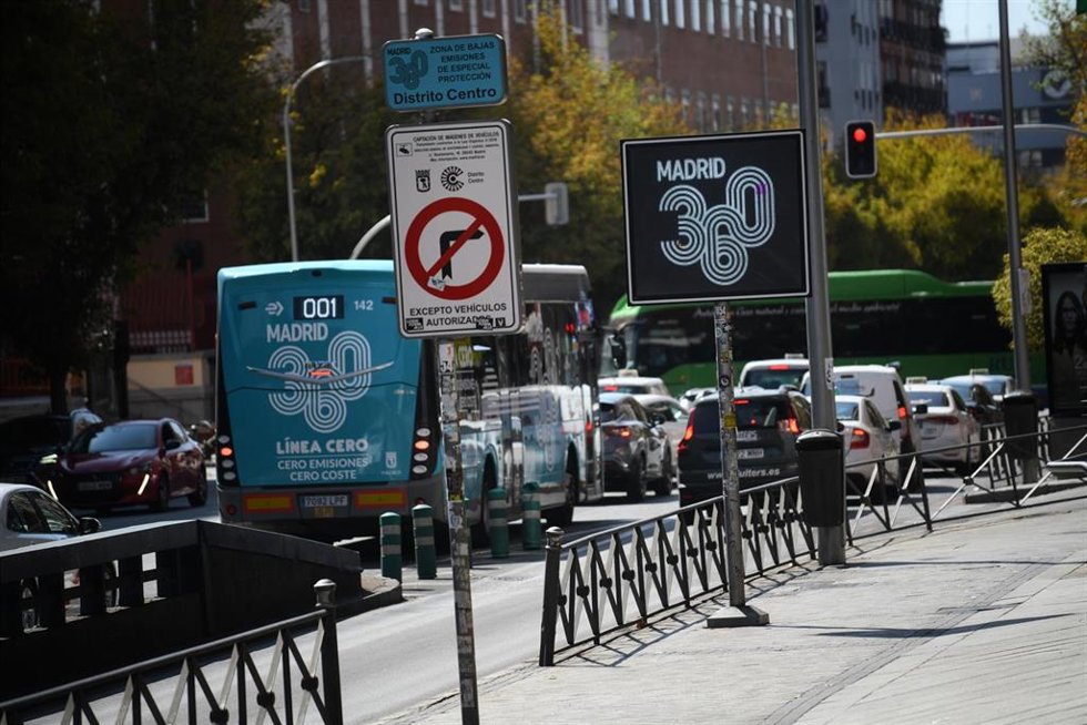 Archivo - Un cartel indica la zona de bajas emisiones 360 del Distrito Centro