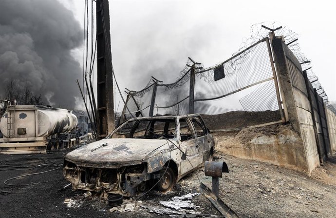 8 de março de 2026, Teerã, Teerã, Irã: um carro incendiado é visto após os ataques dos EUA e de Israel ao depósito de petróleo de Shahran, no oitavo dia da guerra, na zona oeste de Teerã, Irã, domingo, 8 de março de 2026. Imagem: 1081386448, Licença: Dire