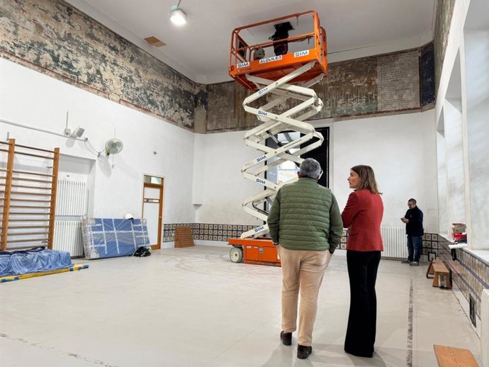 La delegada de Educación, Blanca Gastalver, visita las obras en el CEIP Altos Colegios de la Macarena.