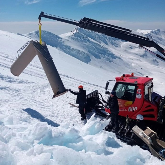 Desmontaje de la torre dañada a principios de marzo de 2026.