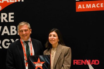 La responsable de Baterías y Grandes Renovables para Industria, Patricia Del Moral, y el responsable territorial de Iberdrola Renovables en Andalucía, Luis Martín Ercilla, de Iberdrola.