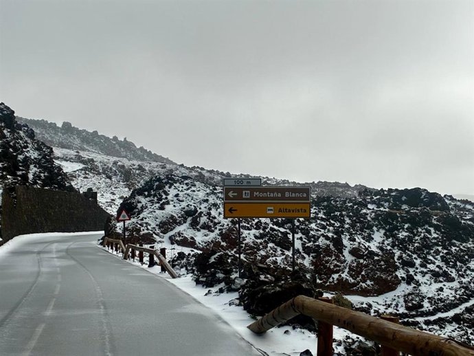El Parque Nacional del Teide visiblemente nevado tras el paso de la borrasca 'Therese'