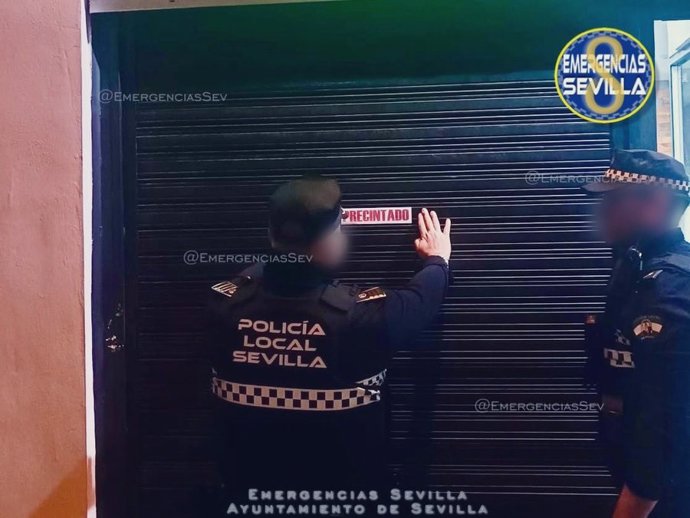 Los agentes precintan una sala en Cerro Amate por tener bloqueada la salida y por exceso de ruido.