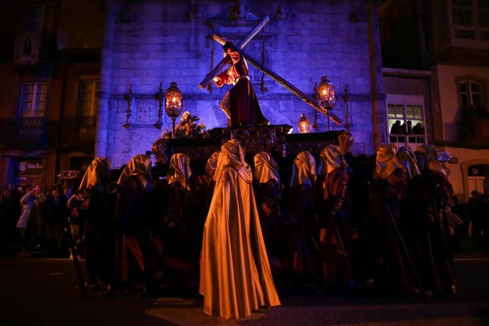 Archivo - El paso de Nuestro Padre Jesús de Nazareno durante la procesión de ‘El Prendimiento’, en el Jueves Santo de Viveiro, a 6 de abril de 2023, en Viveiro, Lugo, Galicia (España).